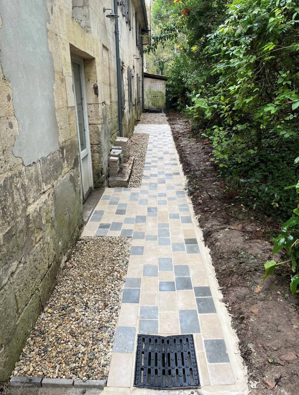 CHEMINEMENT PIETON GRAVIERS ET PAVES